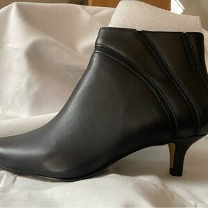 ✨  Chic & Timeless: Bella Vita Faraday Black Heeled Booties